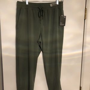 NWT Gap fit lightweight pant.